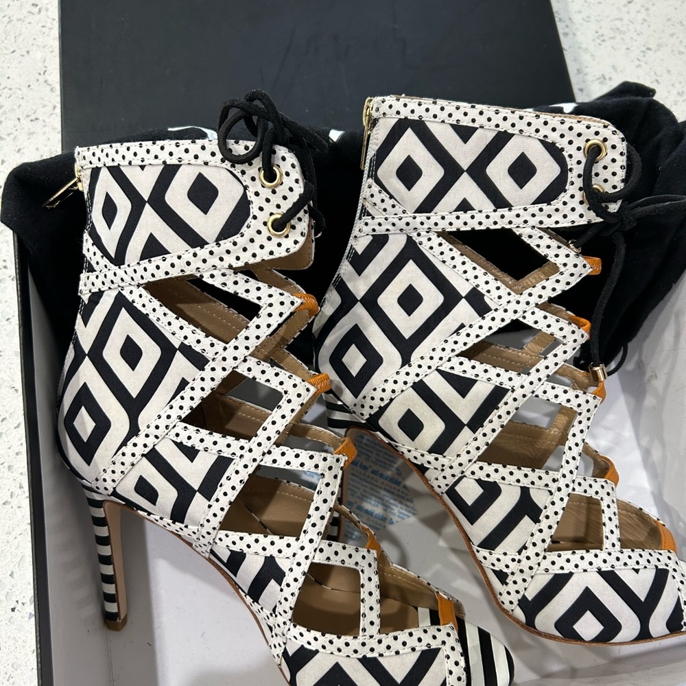 ⬇️PRICE 💐 Alejandra G - Black and White Bootie Heel - Size 37 - Picture 3 of 12